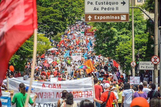 A nuvem de poeira construída pelo golpe começa a baixar e, a cada dia, vai ficando visível, para a maioria da população, o que está em jogo