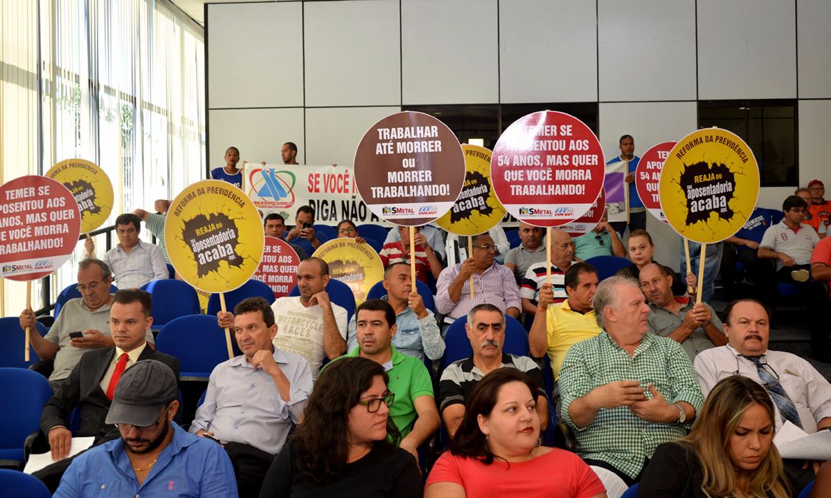 Durante a sessão, os sindicalistas presentes seguravam placas com críticas à Reforma da Previdência