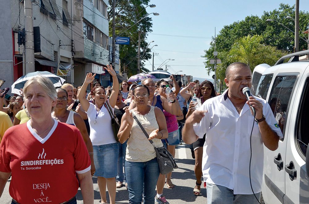 Em diversas ocasiões, merendeiras terceirizadas nas escolas estaduais e municipais tiveram que batalhas para garantir os direitos trabalhistas. SMetal apoiou as trabalhadoras