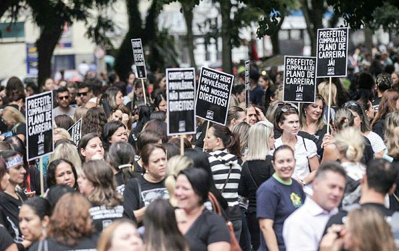 Professores de Curitiba protestam contra a reforma da Previdência e reivindicam plano de carreira