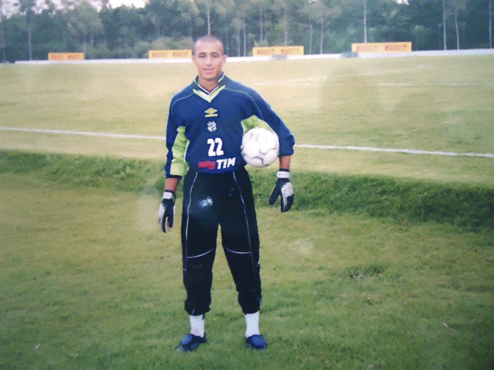 De 1998 a 2002, Leandro Soares atuou no time de futebol Figueirense. Um problema de saúde tirou Leandro dos gramados