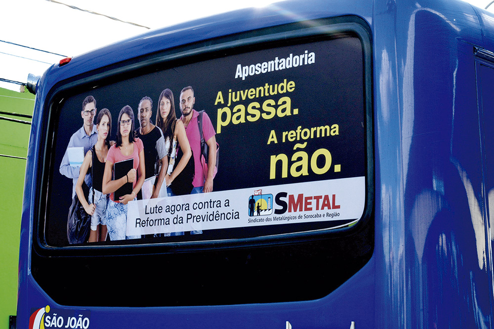 Peças da campanha estão sendo exibidas em outdoors, painel eletrônico na rotatória da Dom Aguirre, vidros de ônibus, no site do SMetal entre outras mídias