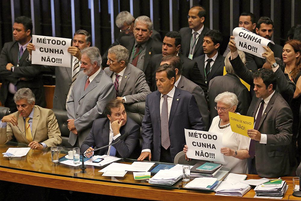 A última manobra aconteceu no dia 19, com a aprovação do regime de urgência da Reforma Trabalhista; deputados de oposição protestaram durante a sessão