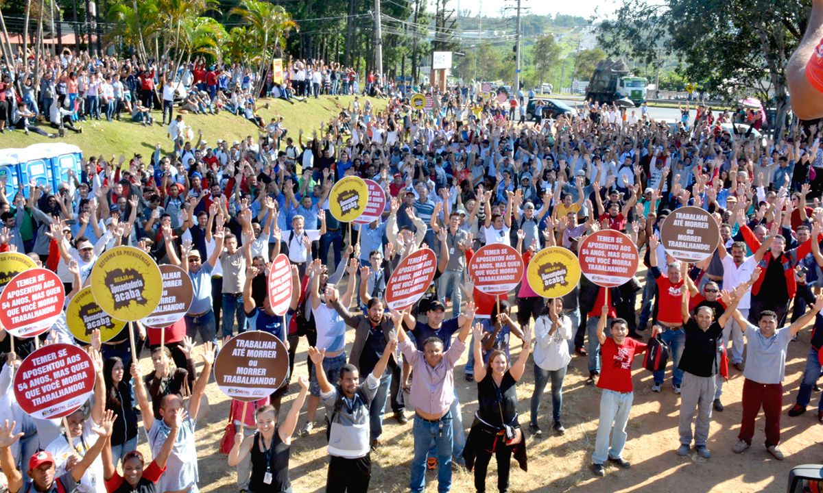 O ato, organizado pelo SMetal, faz parte da Jornada de Lutas de abril, que prepara a classe trabalhadora para uma greve geral no próximo dia 28