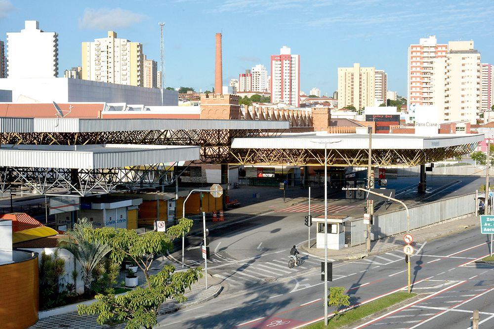 Motoristas não apenas pararam de circular, como participaram de ato no centro.