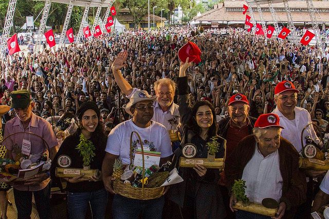 Artistas e políticos defenderam a reforma agrária e agroecologia durante a feira do MST