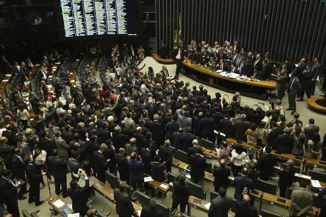 Deputados discutem no Plenário da Câmara após governo determinar reforço de tropas federais para proteger Esplanada 