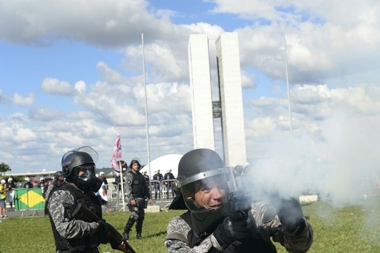 PM e Força Nacional atacam milhares de manifestantes, como mulheres e crianças que clamam por Diretas Já