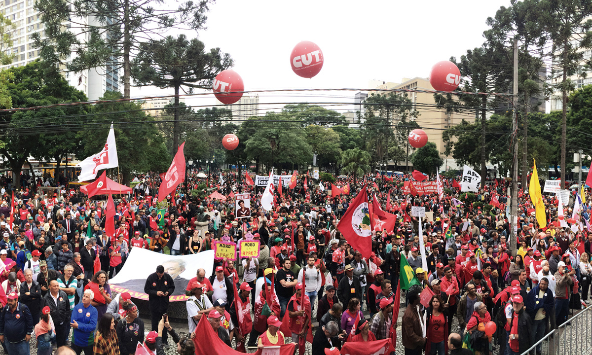 Concentração: Impedidos de chegar perto da sede da Justiça Federal, manifestantes se concentraram na Praça Santos Andrade para prestar solidariedade a Lula