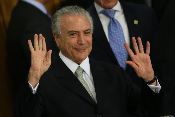 Hoje as propostas do governo federal se traduzem em medidas recessivas, em retirada de direitos da população, em diminuição do papel do Estado e no empobrecimento da maior parcela da sociedade.