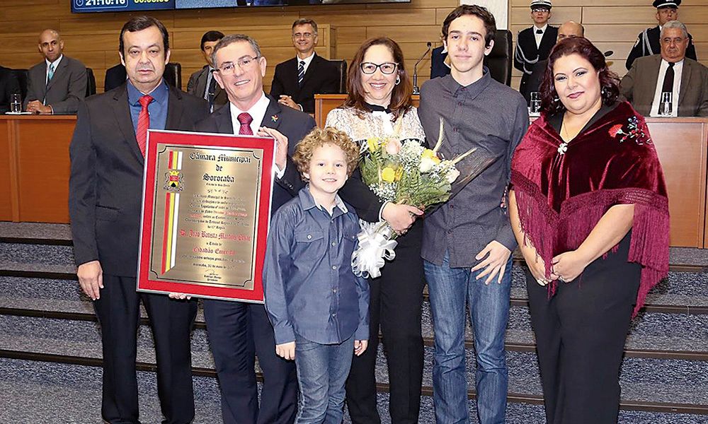Emérito: João Batista, com a placa, e familiares recebem homenagem das mãos do vereador França