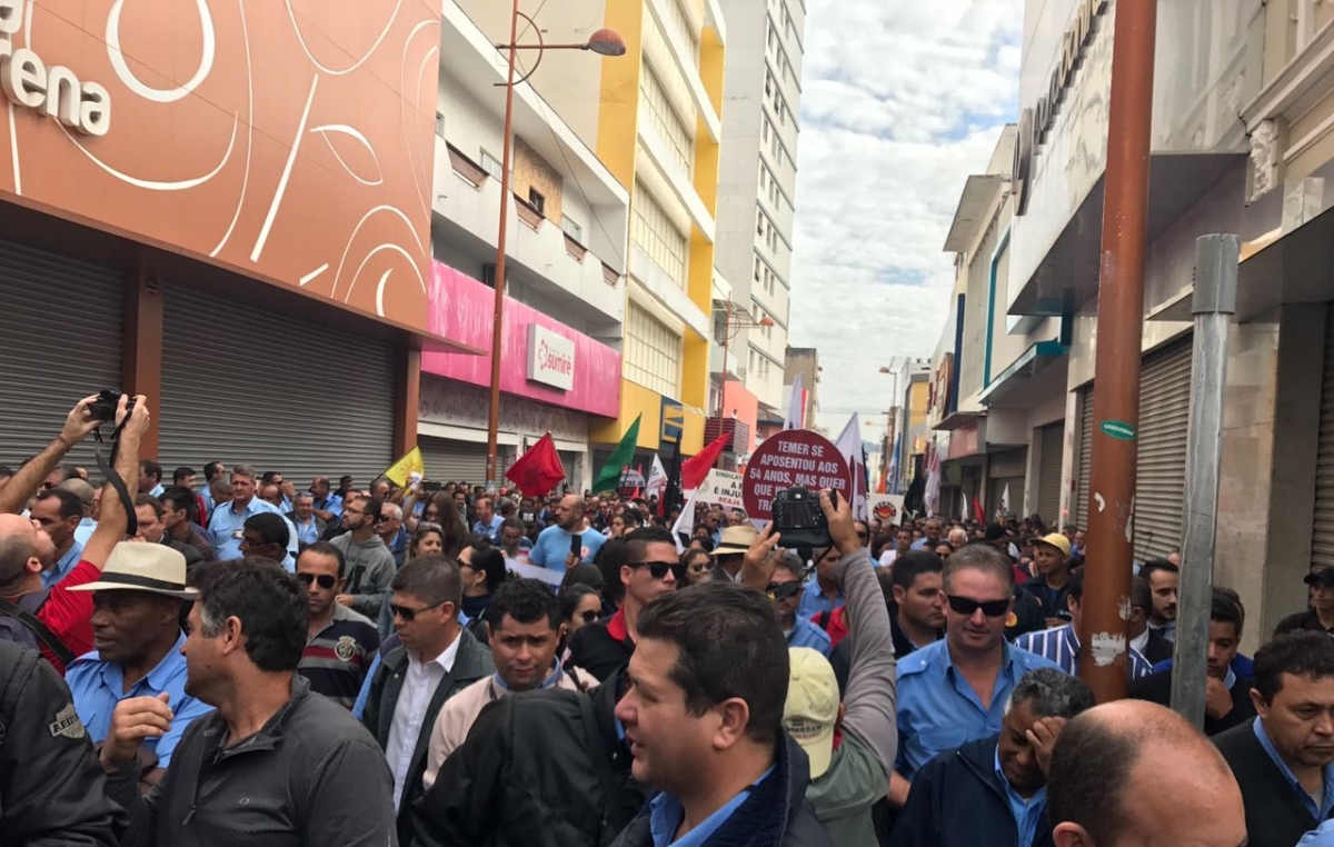 Trabalhadores de Sorocaba protestam em caminhada pelo centro da cidade