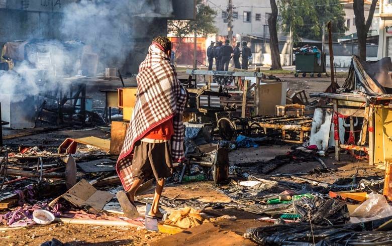 Ação com violência: pertences dos moradores de rua foram destruídos neste domingo