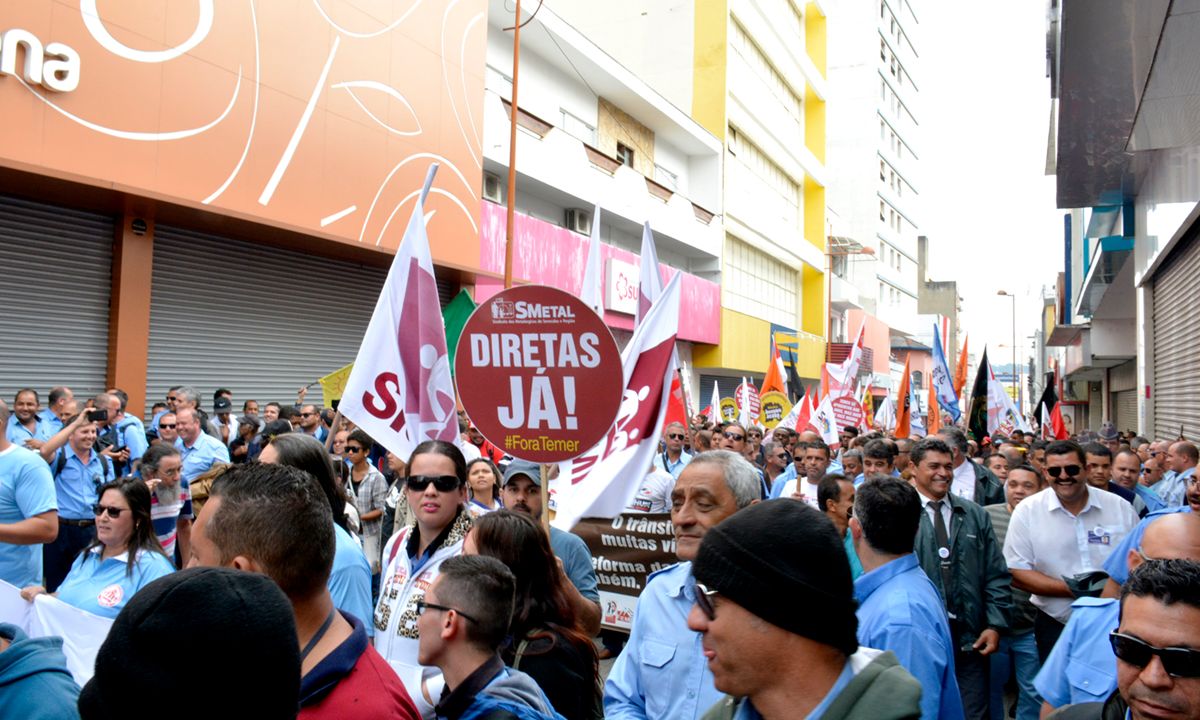 Segundo a organização, mil pessoas participaram das manifestações no centro que, além de concentração na Praça, teve passeata pelas ruas da região
