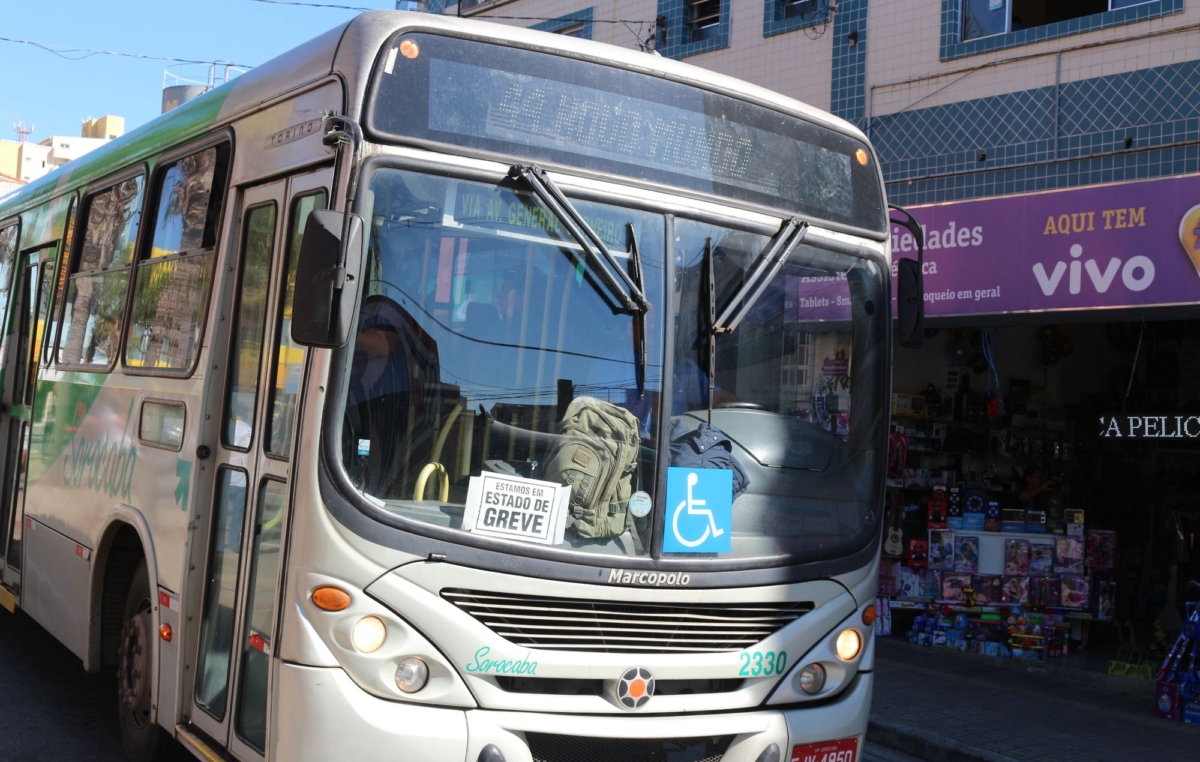 Na nota o Sindicato afirma que, na verdade, tem mantido circulando um número de ônibus superior ao exigido pela liminar, pois todos os ônibus especiais estão nas ruas em todos os horários.