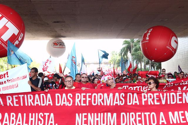 Central Única dos Trabalhadores realiza marcha contra reformas trabalhista e previdenciária em Brasília.