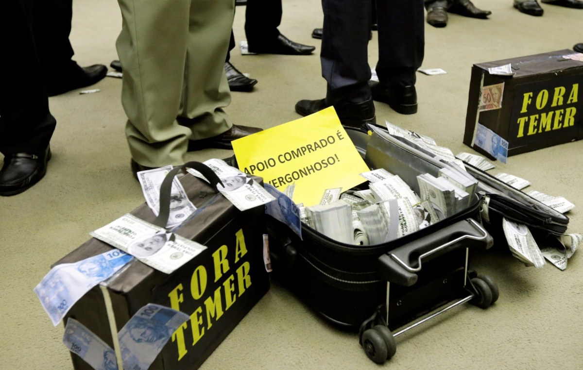 Foram gravadas imagens do assessor de Temer, o deputado Rocha Loures, carregando uma mala com 500 mil dólares. O montante, segundo Batista, era destinado ao presidente ilegítimo.