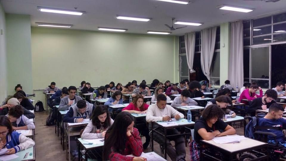 As cinco primeiras aulas serão divididadas linguagens, ciências humanas, redação, matemática e ciências da natureza; e a última aula será aplicado um simulado.