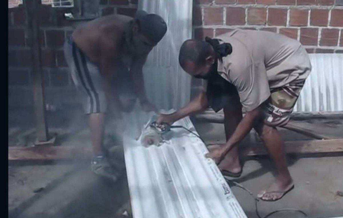 Cena do documentário 'Não Respire- Contém Amianto' que mostra trabalhadores da construção civil cortando telhas feitas do produto cancerígeno sem nenhuma proteção.