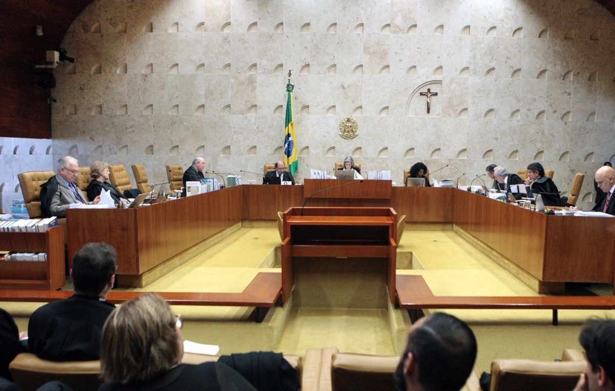 Imagem mostra os ministros do STF reunidos em plenário para decidir sobre a liberação do amianto, nesta quinta (24).