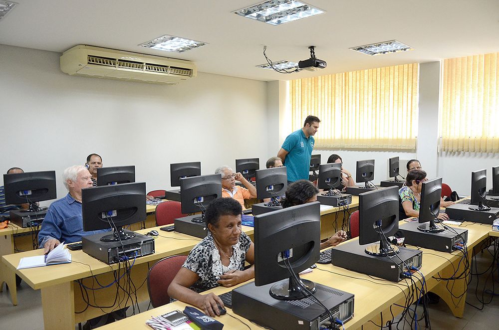 Sala lotada de alunos comprometidos, no SMetal