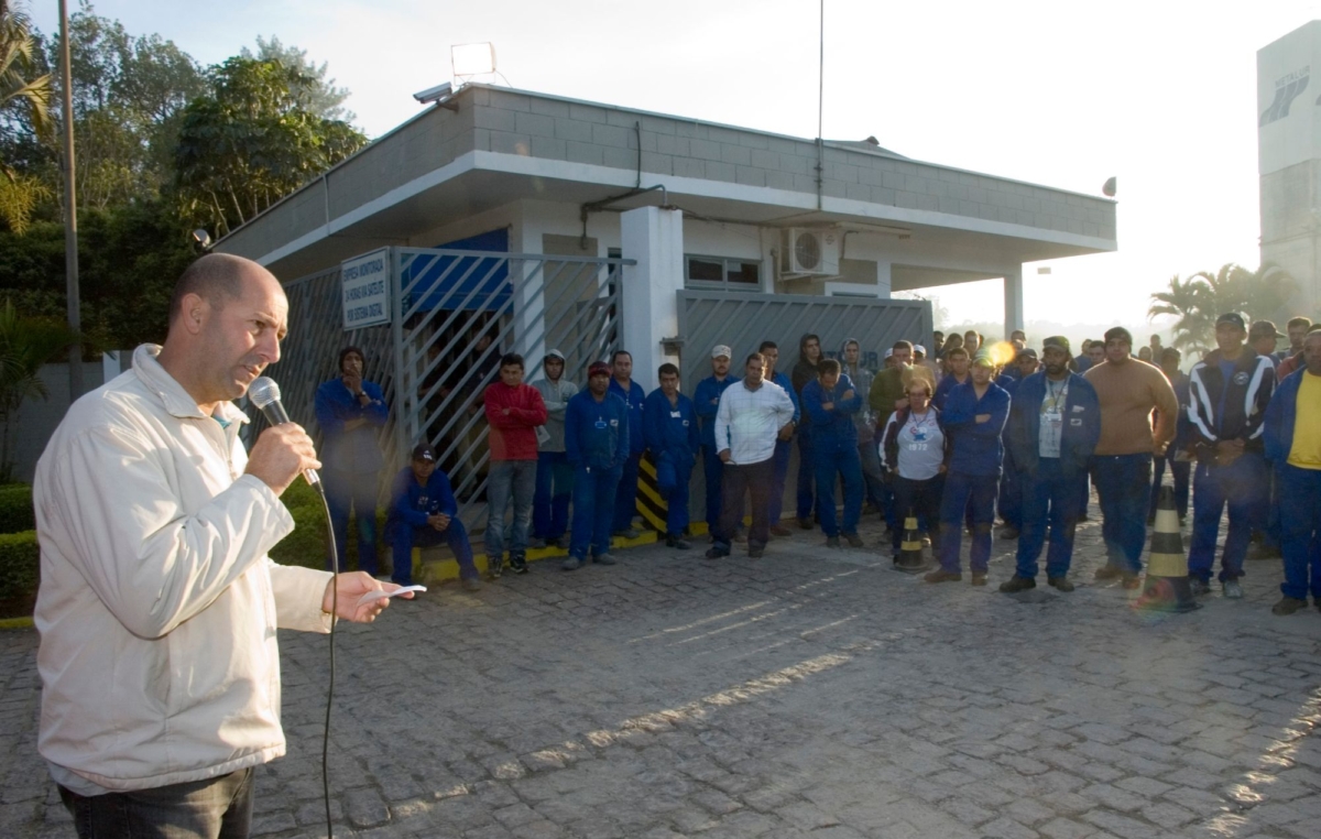 O diretor João Farani com os trabalhadores, em assembleia, em frente à empresa