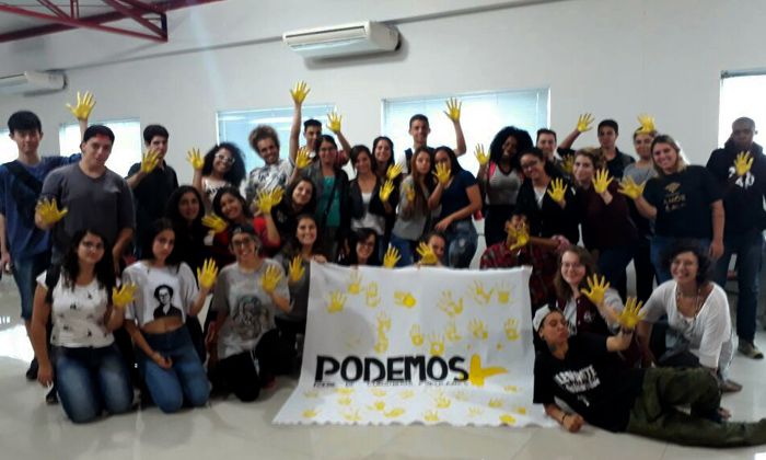 Participam aproximadamente 40 pessoas do cursinho popular Podemos+, que acontece aos sábados no SMetal. 