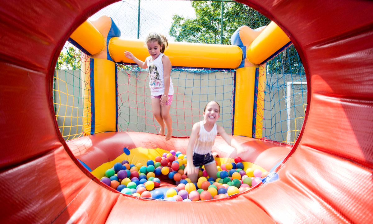 Além das piscinas abertas, haverá brinquedos infláveis, das 10h às 17h, para as crianças