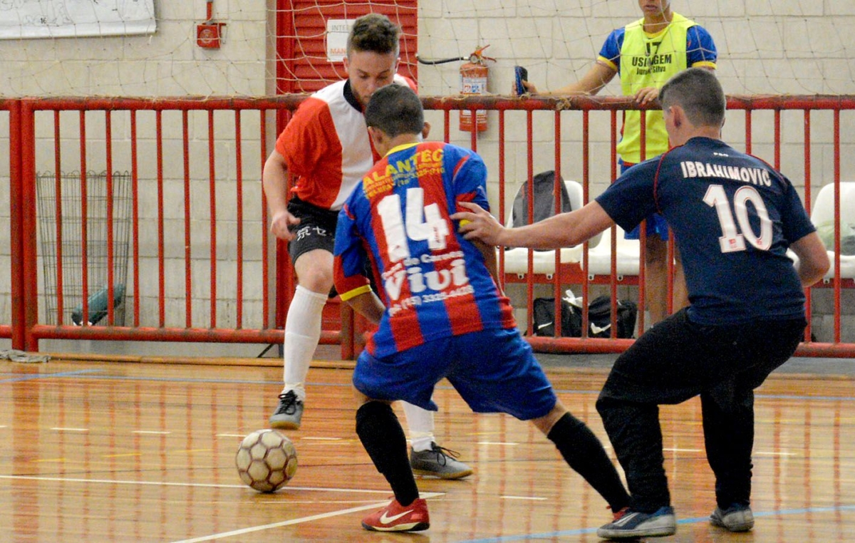 As partidas da Taça Papagaio de Futsal acontecem sempre aos domingos, no Clube de Campo do SMetal, no Éden