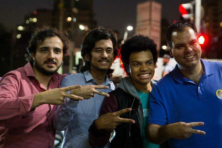 Renan Santos, Kim Kataguiri, o vereador Fernando Holiday e o vice-prefeito de São Paulo, Bruno Covas, durante campanha em 2016.