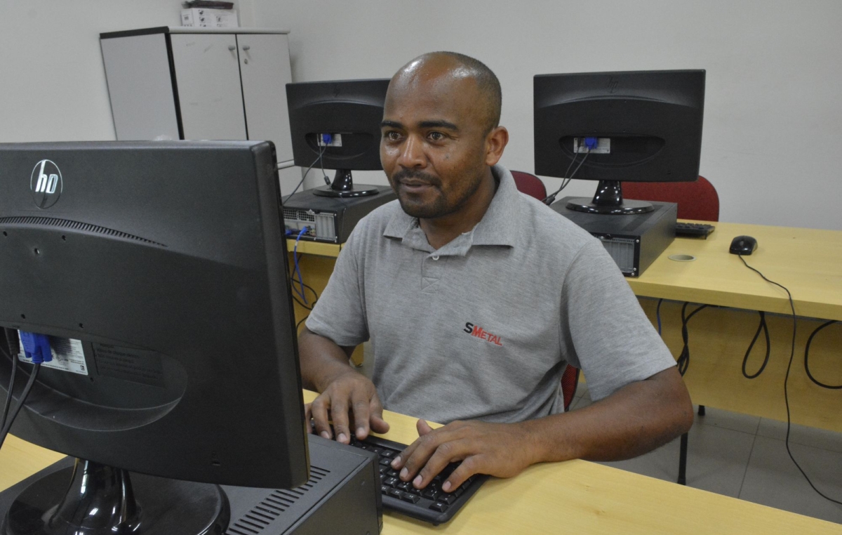 O auxiliar de serviços gerais, José Cláudio dos Santos tem 42 anos e é um dos estudantes do curso de informática essencial.