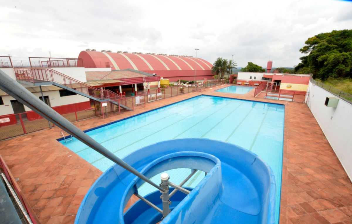 Há piscinas para crianças e adulto.