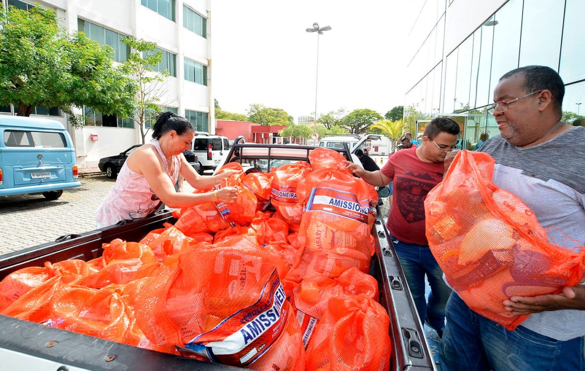 Com o arrecadado, foram montadas 800 cestas de 18 kg cada; entidades tem o compromisso de distribuir os alimentos a famílias carentes antes do Natal