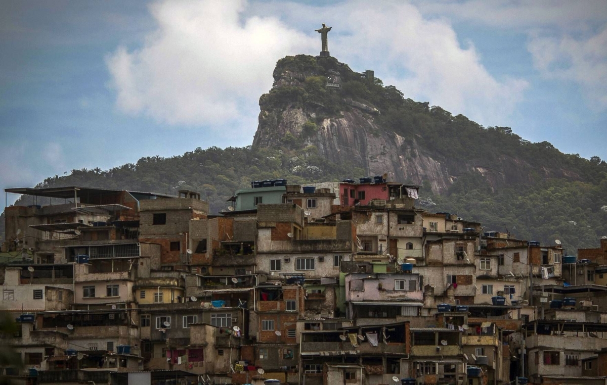 Vista do Cristo Redentor e da favela Morro da Coroa, no Rio