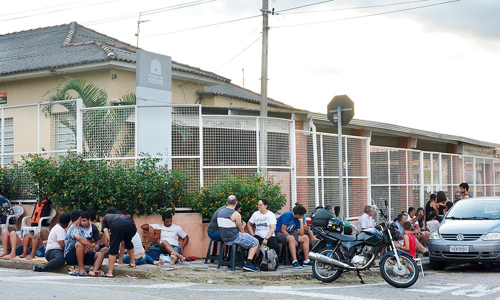 UBS VILA ANGÉLICA: Às 18h na terça, mais de 100 pessoas já estavam na fila em busca da vacina; senhas seriam distribuídas às 7h do próximo dia