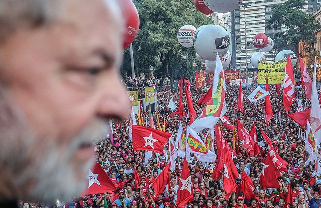 Povo com Lula em ato pela democracia na Praça da República, em São Paulo 