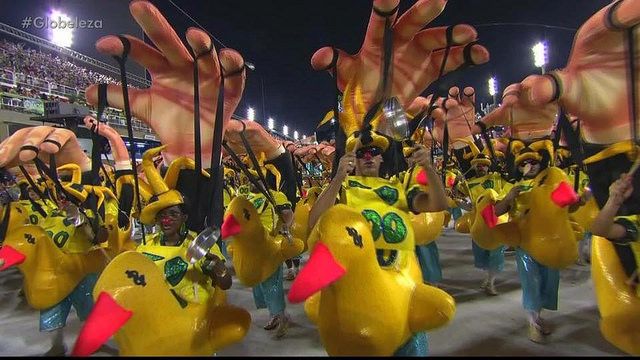 Os patos na passarela sendo controlados pela mídia foi uma das alas da escola, que denunciou do golpe de Estado às reformas