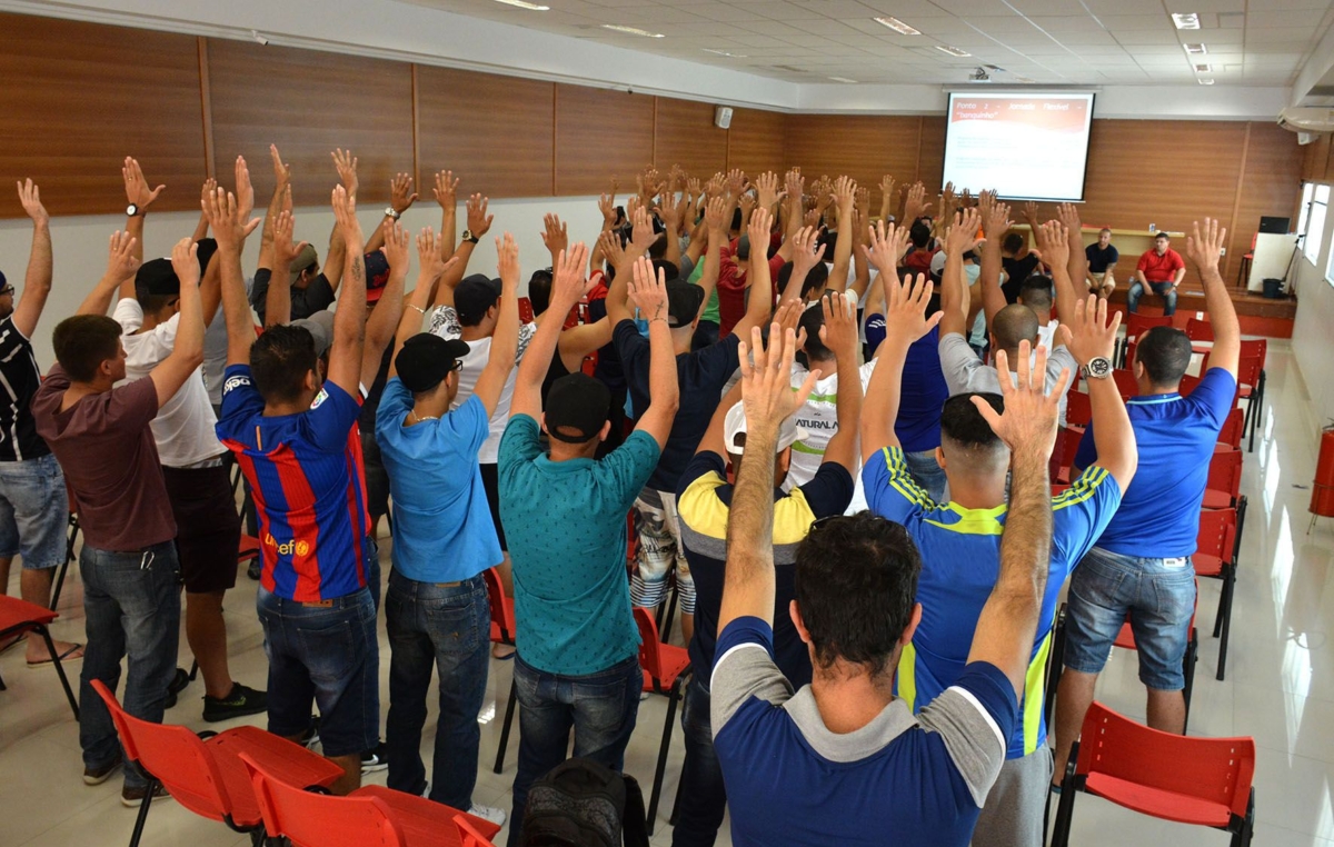 Plenária de trabalhadores da Toyota neste sábado, no SMetal, debateu e pré-aprovou a proposta que será votada em assembleia na terça-feira