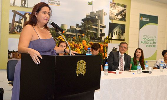Emanuela Barros, nova presidente do Conselho Municipal dos Direitos da Mulher, discursa durante a posse nesta quinta-feira, dia 1