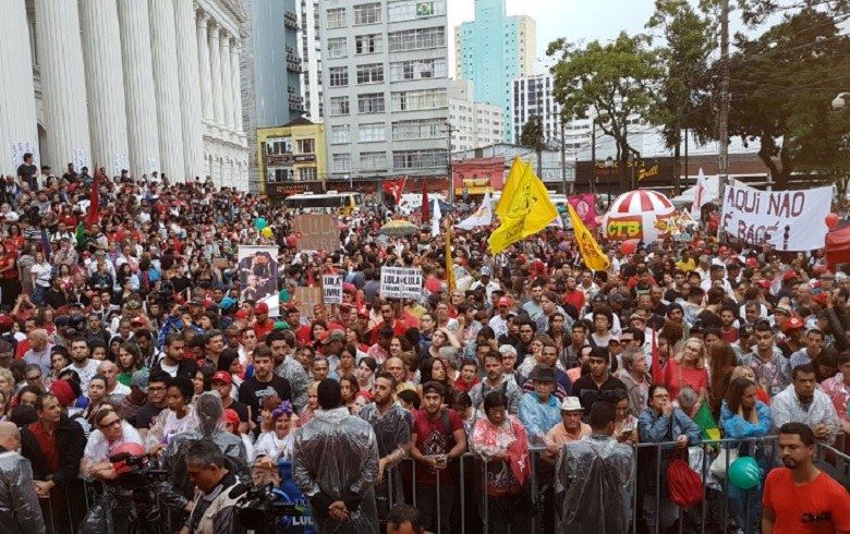 A Boca Maldita, em Curitiba, foi tomada por militantes desde a tarde de quarta-feira, 28