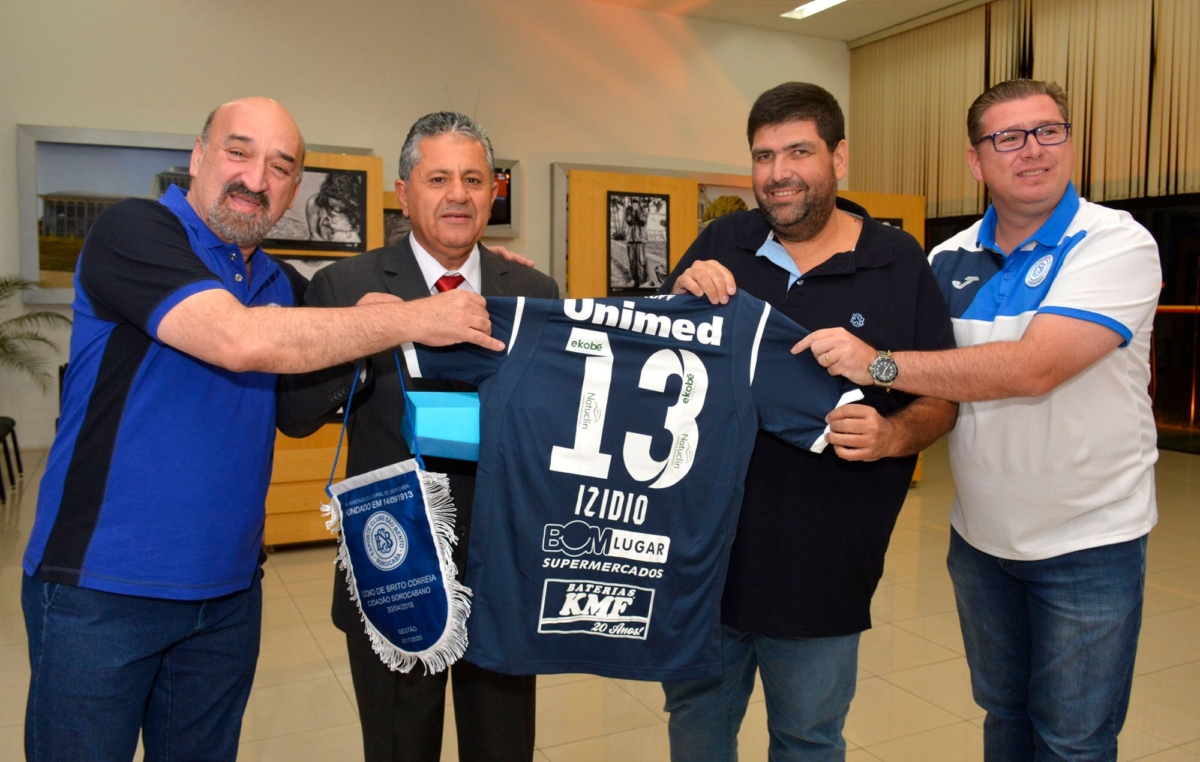 Diretoria do São Bento também homenageou Izídio com uma camisa personalizada e uma flâmula do time sorocabano