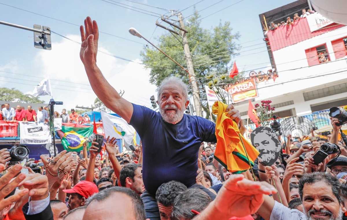 O ex presidente Luiz Inacio Lula da Silva no braço do povo depois da missa e discursos em frente ao sindicato dos metalúrgicos no ABC