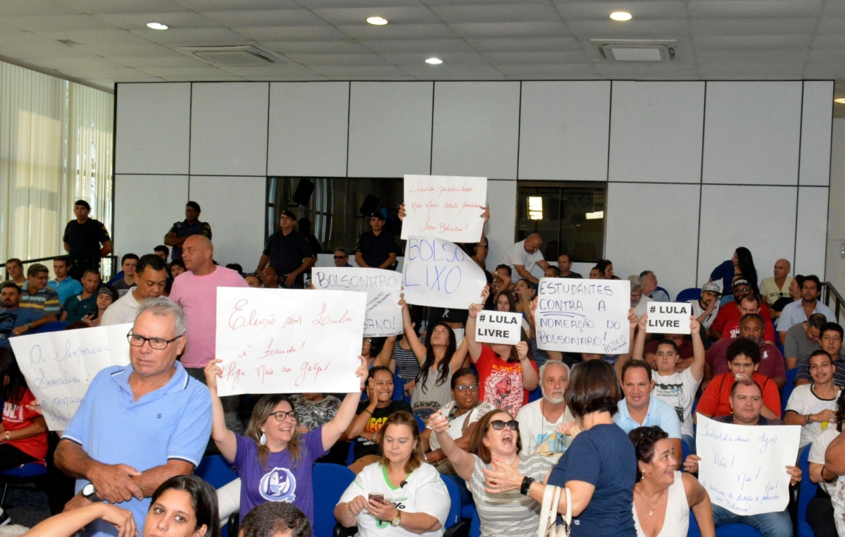Trabalhadores e estudantes mobilizados conseguiram retirar de pauta o projeto que concederia título de cidadão sorocabano a Bolsonaro