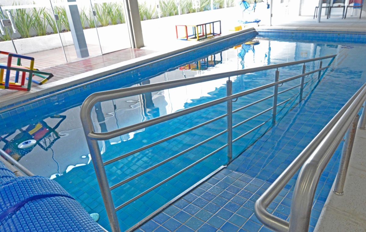 A piscina é totalmente adaptada para as sessões de fisioterapia