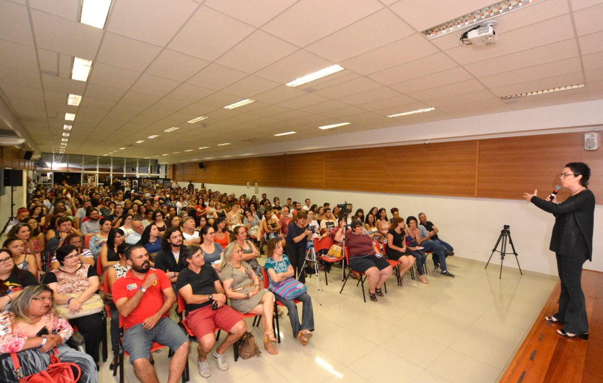 Marcia Tiburi autografou livros após a palestra no SMetal, que contou com mais de 350 pessoas