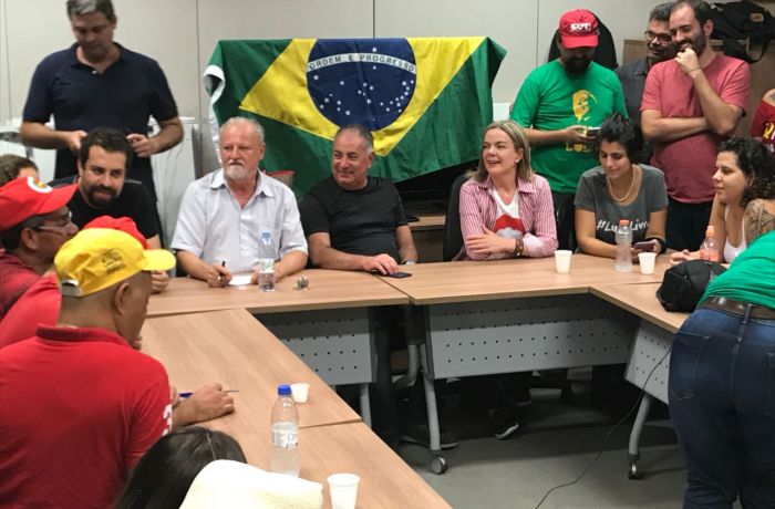 Na reunião, os representantes das frentes decidiram também multiplicar em todo o país os comitês pela liberade de Lula