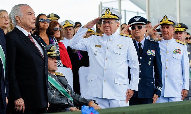 Generais das forças armadas saúdam Michel Temer durante comemoração do Dia do Exército 