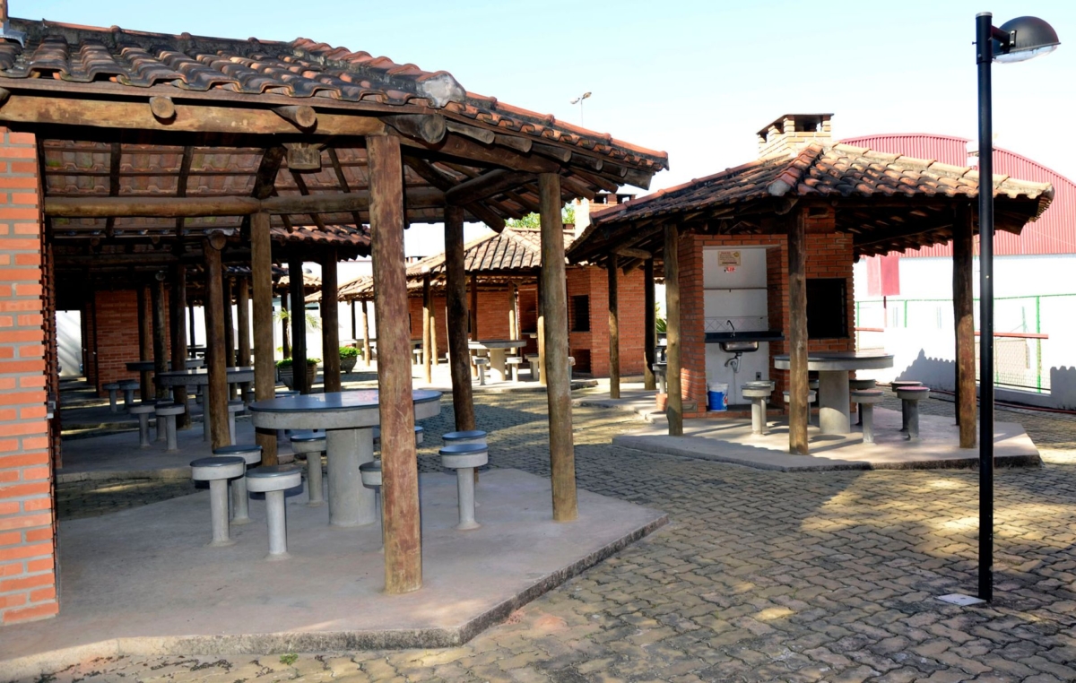 Piscinas permanecerão fechadas até outubro, porém as demais dependências do clube, como ginásio, playground, campo, lanchonete, mesas de jogos e quiosques com churrasqueiras, continuam disponíveis