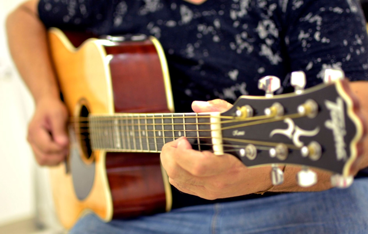 O músico Rolando Beltran dá aulas de guitarra, violão, contrabaixo e teclado no SMetal