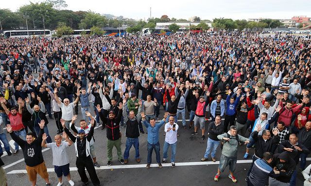 Trabalhadores aprovam greve por tempo indeterminado em assembleia na manhã desta segunda-feira (14